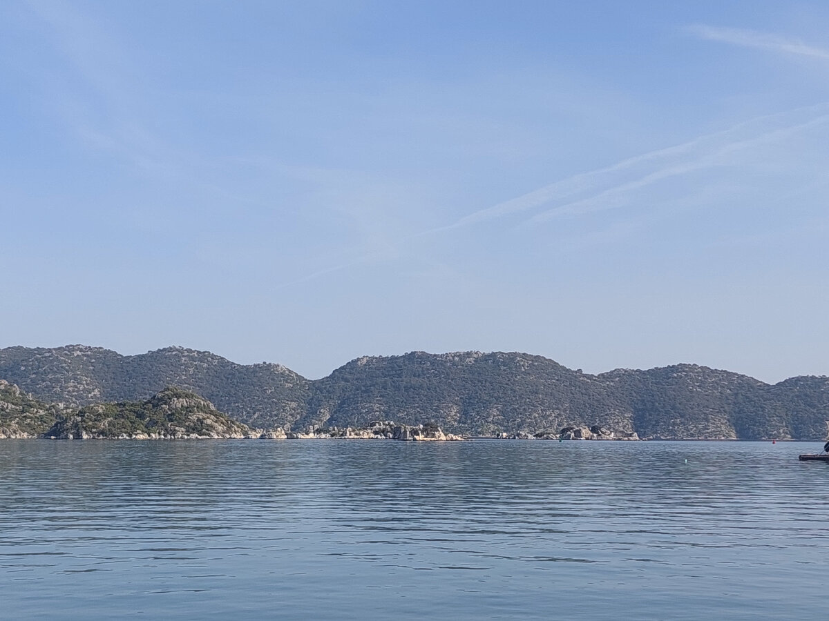 Остров на дальнем плане. 