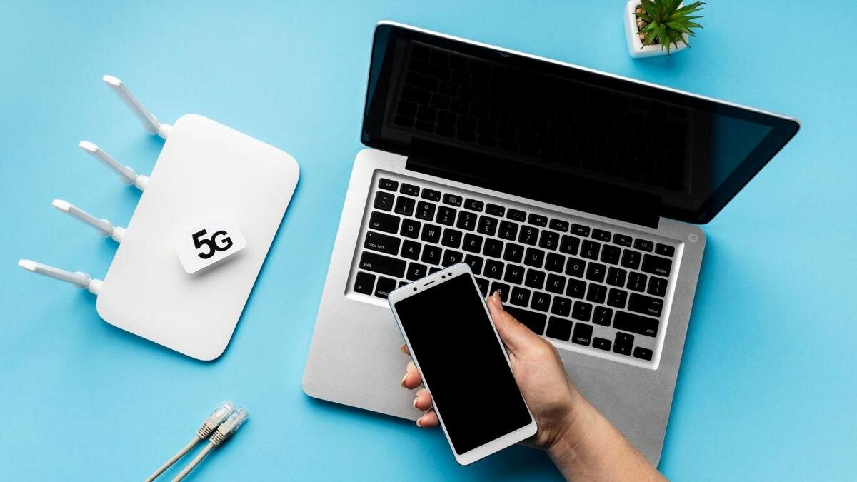    Ноутбук и телефон:Freepik