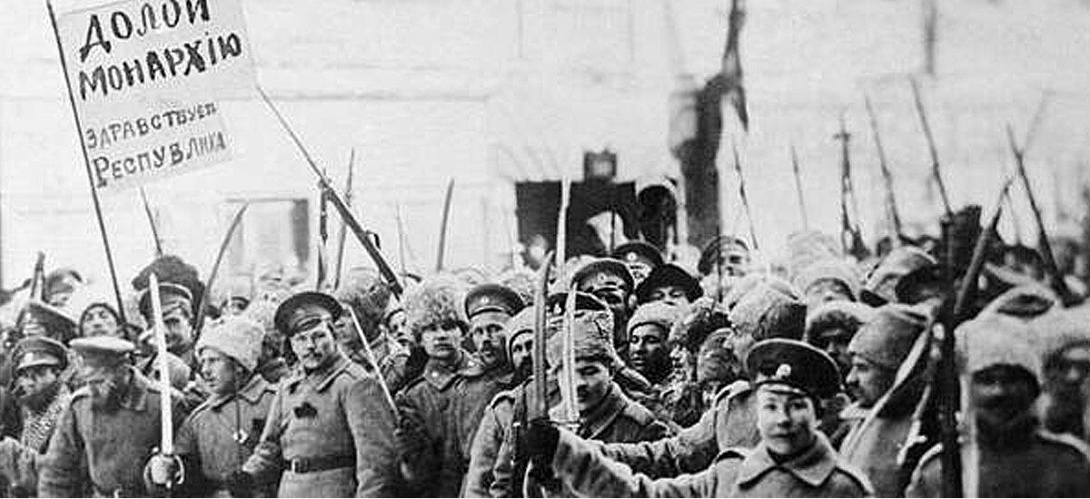 Армия с лозунгом "Долой монархию"!