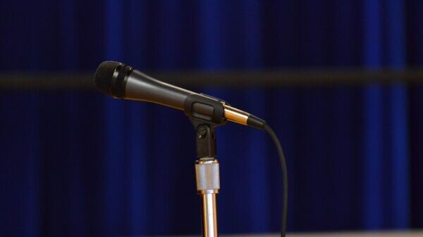    CC BY 2.0 / kjarrett / Microphone