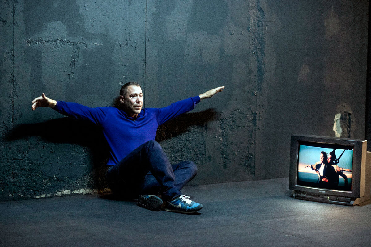 Те, кто способен заставить поверить в абсурд, могут подтолкнуть к совершению злодеяний