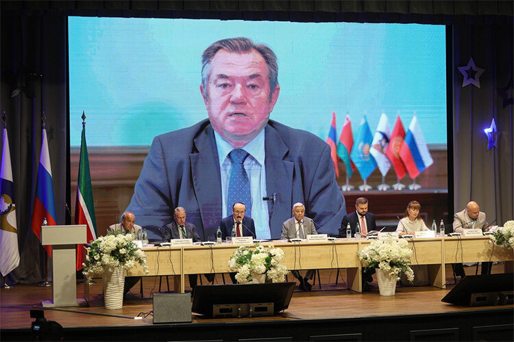    Сергей Глазьев лично не присутствовал в Казани, а модератор только объявил, что покажут его видеоприветствие. Оно оказалось получасовой лекцией.   
Фото: Андрей Титов