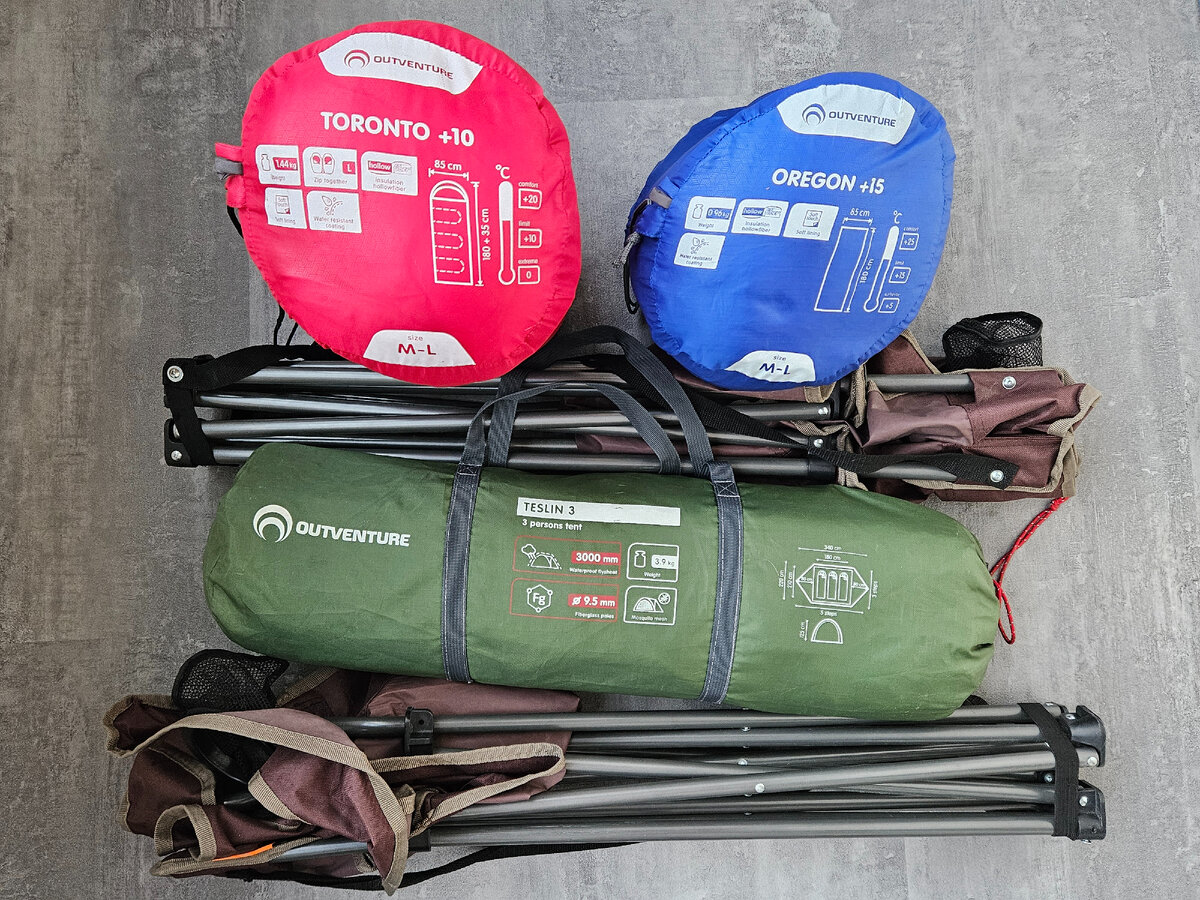 Палатка, стулья и спальные мешки