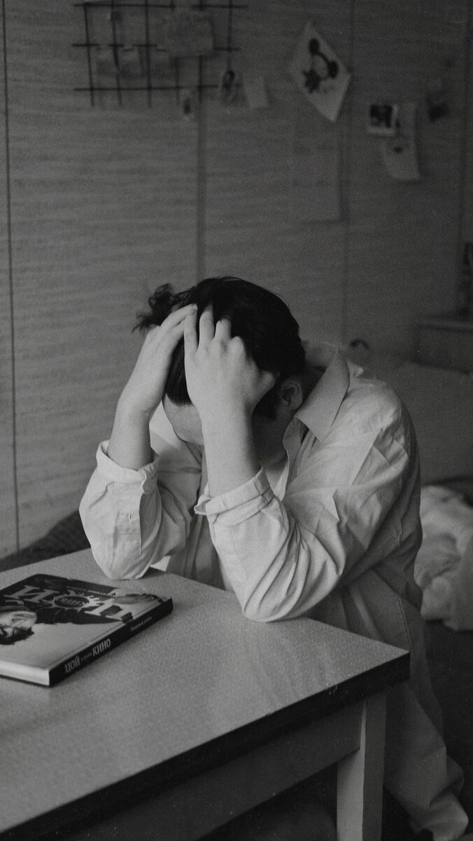 🌹 Сегодня я хотела бы поделиться с вами важной и полезной информацией о том, как распознать депрессию у близкого человека. Эта тема несомненно актуальна для всех нас, ведь депрессия стала настоящей эпидемией нашего времени. 

❓ Возможно, вы задаетесь вопросом: "Как же я могу понять, что мой близкий человек страдает от депрессии?" Действительно, это сложно и требует внимательности. Однако, с помощью некоторых знаков и симптомов, вы сможете заметить изменения и оказать поддержку своему любимому человеку.

👉 Первый признак, на который следует обратить внимание, это изменение настроения. Депрессия может характеризоваться глубокой печалью, апатией или постоянной раздражительностью. Если вы замечаете, что ваш близкий человек стал выражать эмоции в крайности или у него нет интереса к привычным радостным моментам в жизни - это может быть сигналом тревоги.

👉 Вторым признаком может служить изменение в поведении. Человек, страдающий от депрессии, может начать избегать общества, терять интерес к хобби или друзьям, у него может появиться проблема со сном или, наоборот, он будет чрезмерно спать. Также, можно отметить потерю аппетита или его слишком частое усиление.

👉 Третий признак - физические изменения. Депрессия может проявляться головными болями, ощущением усталости и слабости. Также, могут возникнуть проблемы с пищеварением или жалобы на боли в животе без видимых причин. 

👥 Конечно, эти признаки не всегда говорят о депрессии, но они могут быть первыми шагами в распознавании проблемы. Если вы заметили подобные изменения у вашего близкого человека, будьте готовы оказать ему свою поддержку и понимание. 

💜 Помните, что депрессия - это серьезное состояние, и помощь профессионалов может быть необходима. Поэтому, если признаки депрессии становятся все более очевидными и протяженными, рекомендуется обратиться к врачу или психологу.

💕 Будьте внимательны и заботливы к своим близким. Ваше понимание и поддержка могут сделать решающий вклад в их путешествие к выздоровлению. Никогда не стесняйтесь обратиться за помощью, ведь вместе мы сможем преодолеть все трудности! 🌈😊