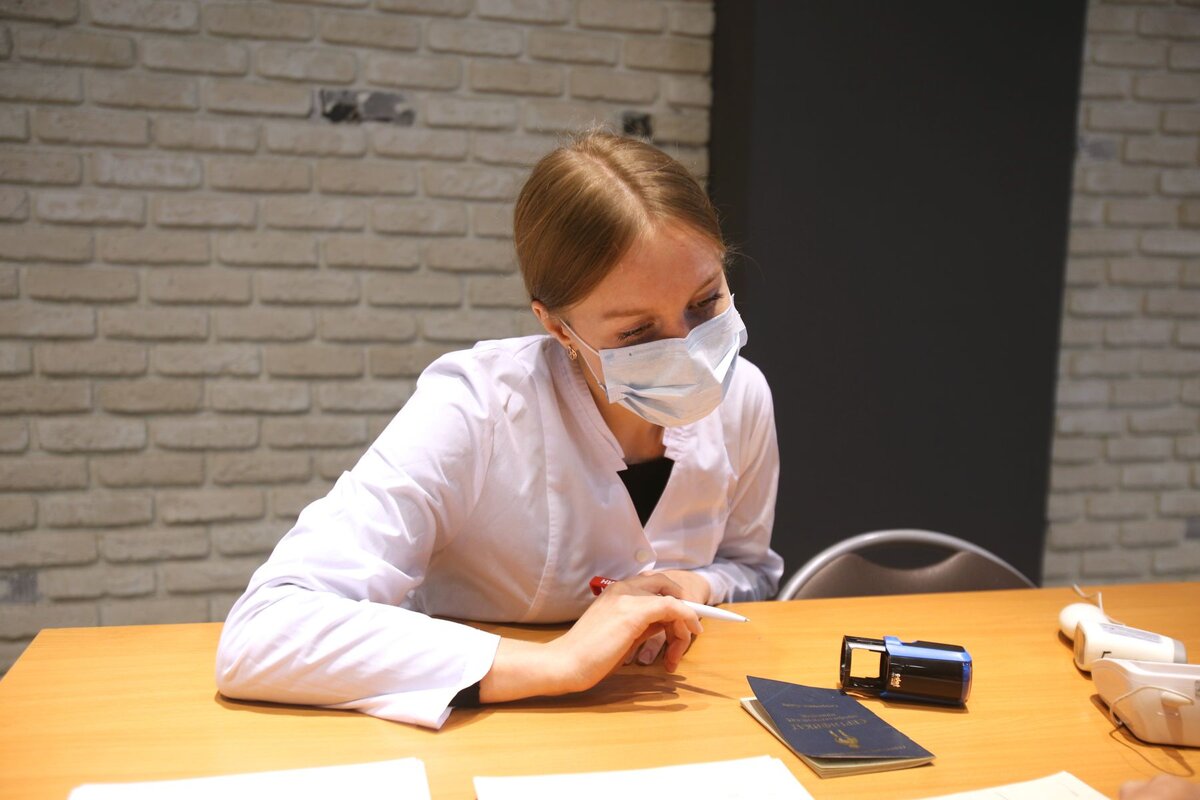 Памятники медикам, которые боролись с коронавирусом, есть во многих городах.  Фото: Ольга Юшкова