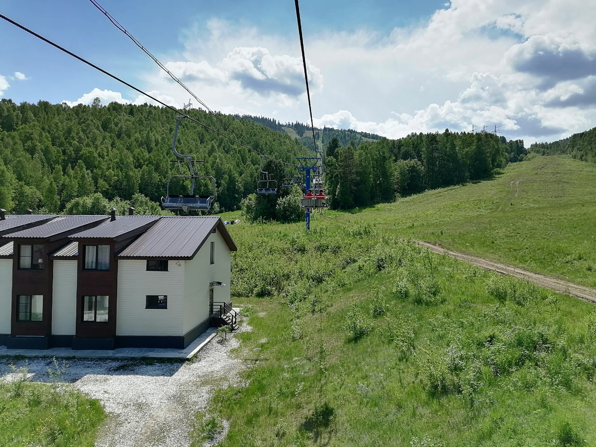 Справа выкат горнолыжной трассы Западного гребня.