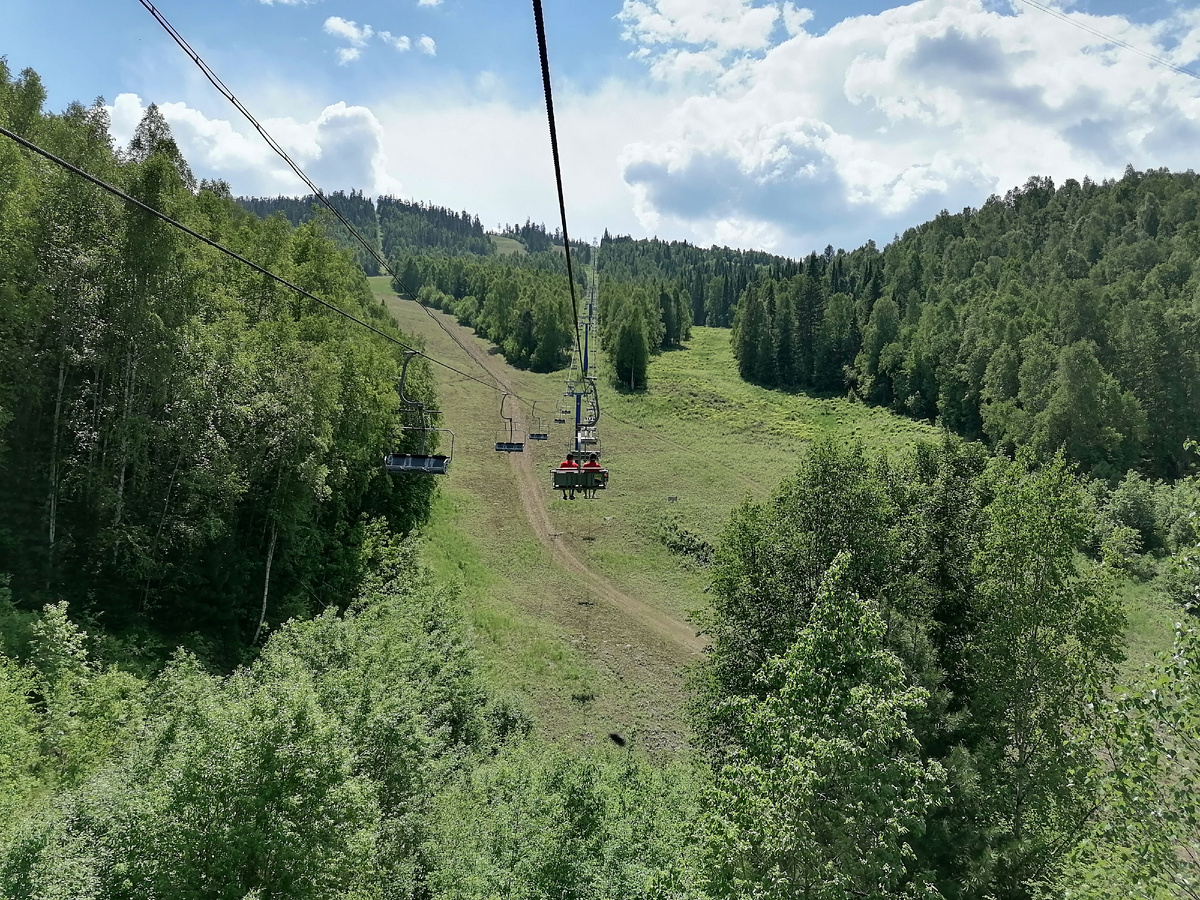 Склон не всё время подымается. Есть места, где канатка даже немного идёт вниз. Похоже это "перекрёсток", где горнолыжная трасса Могул выходит на трассу Баунти.