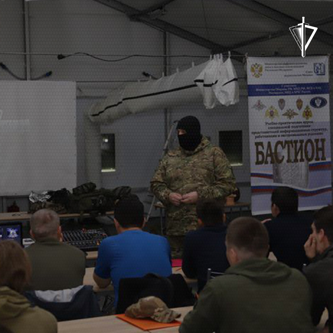 Офицеры ОМОН и СОБР Управления Росгвардии по Новосибирской области провели занятия с представителями российских СМИ, специализирующимися на освещении событий в зонах повышенного риска.-1-3