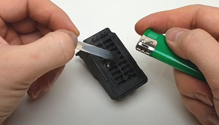 Фото 2. С помощью термоклея заклеиваем воздушное отверстие на черном картридже 