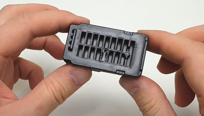 Фото 3. Заклеили воздушное отверстие