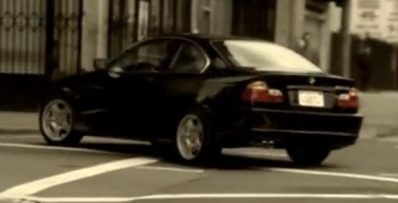 Кадр из рекламного сериала Гая Ричи «BMW на прокат», где главный герой ездил на BMW E46 купе с классными дисками и следил за девушкой на BMW Z3