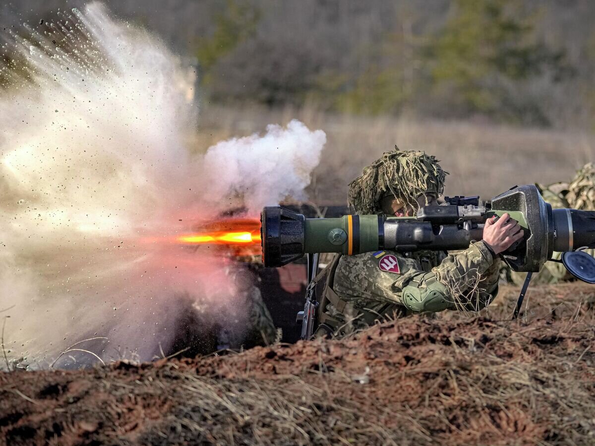    Украинские военнослужащие во время учений со стрельбой из противотанковых ракетных комплексов NLAW в Донецкой области© AP Photo / Vadim Ghirda