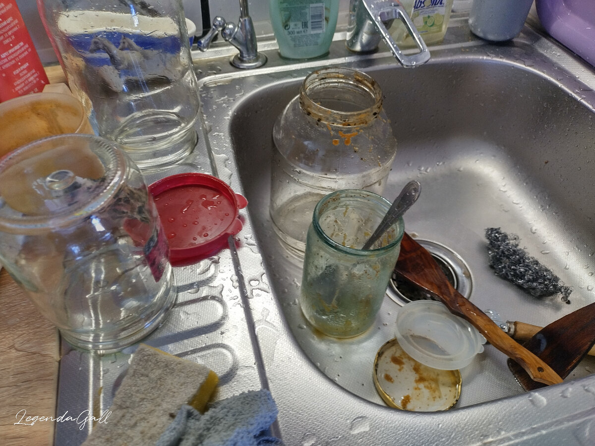 И куча грязных банок.