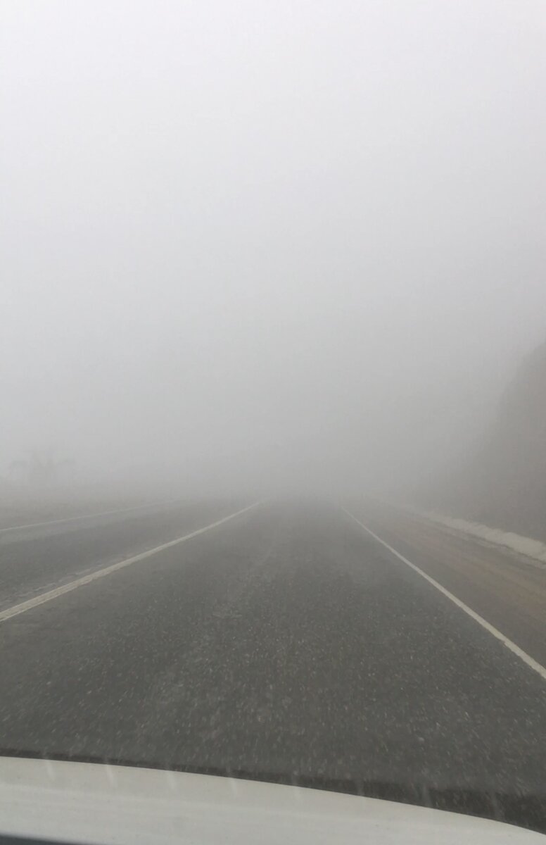 Горная дорога в Дагестане, Гуниб-Махачкала. Часто такой туман, что на 2 метра вперед ничего не видно. Ночью при такой погоде ехать только очень опытным водителям.