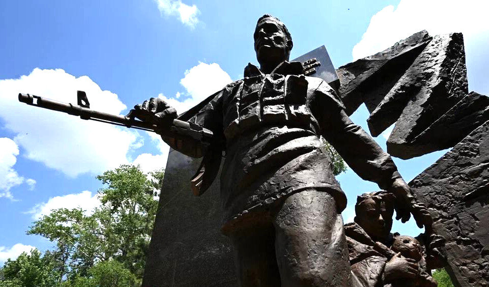 Памятник «Героям необъявленной войны» в Харцызске. 2024 год