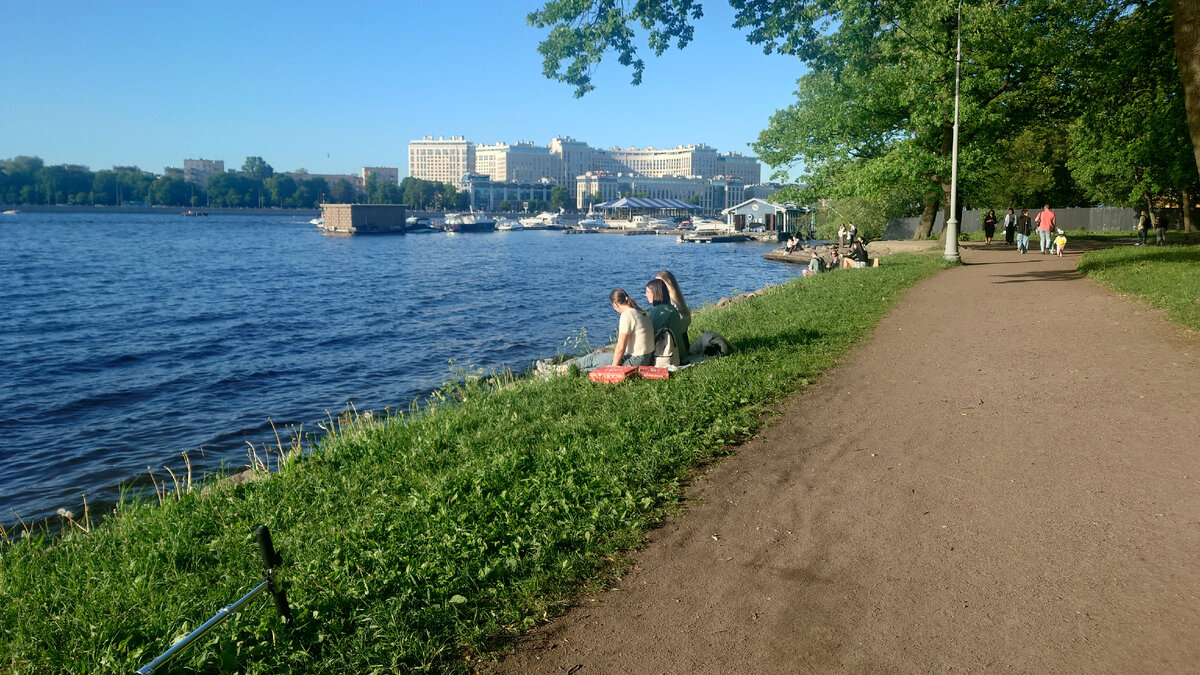 Жители города ужинают в Лопухинском саду. Фото автора 