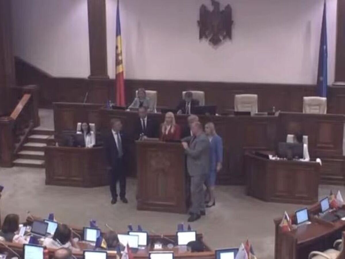    Депутаты от оппозиционного в Молдавии блока "Победа" блокируют трибуну парламента© Парламент республики Молдова