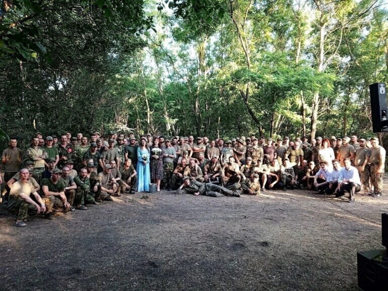    Артисты оренбургской музкомедии в третий раз выступили перед бойцами СВО на передовой Марина Шарт