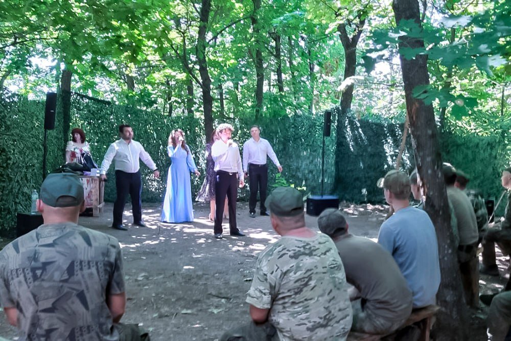  📷    Артисты оренбургской музкомедии в третий раз выступили перед бойцами СВО на передовой Марина Шарт