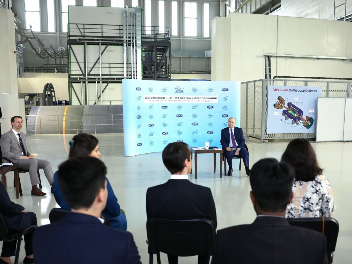    Президент РФ Владимир Путин на встрече с получателями мегагрантов и ведущими учеными в Объединенном институте ядерных исследований в Дубне© РИА Новости / POOL