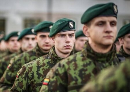    Литва решила призывать юношей в армию сразу после школы