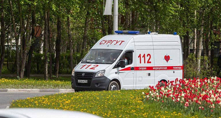    В Сургуте из окна многоэтажки выпала 20-летняя девушка