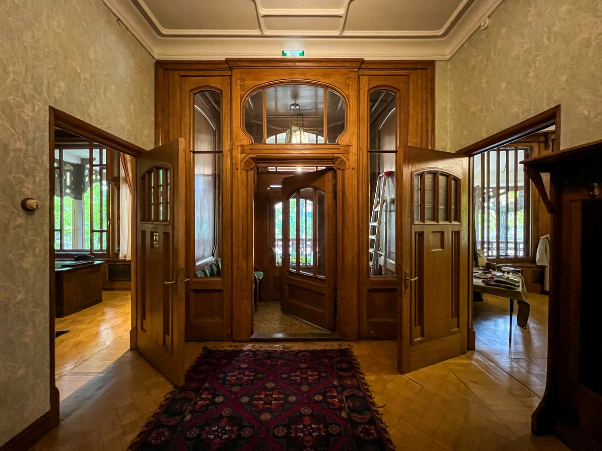 Центральный вход особняка Носова. Сейчас основном входом является боковой, на фото ниже он будет представлен. Фото автора. Листайте галерею.