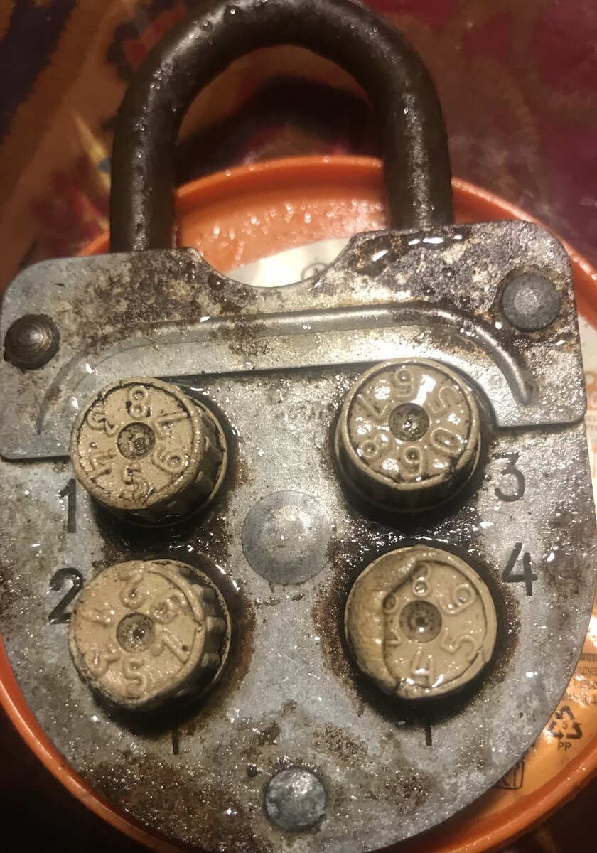 Старый приворот(замок) сложно убрать (закрыть).