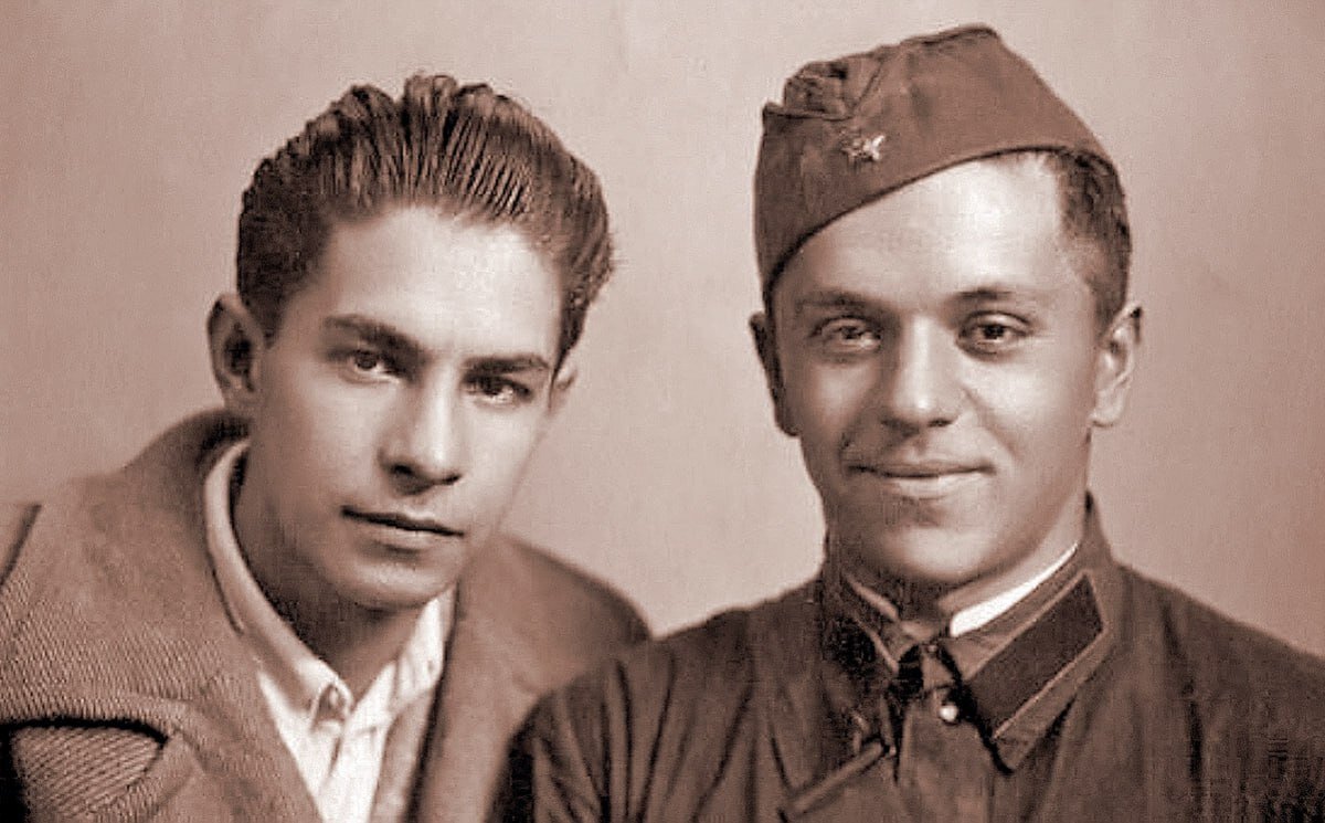 Их жизнь перепахала война - Всеволод Багрицкий (слева) с боевым товарищем. Фото Яндекс.Картинки. 