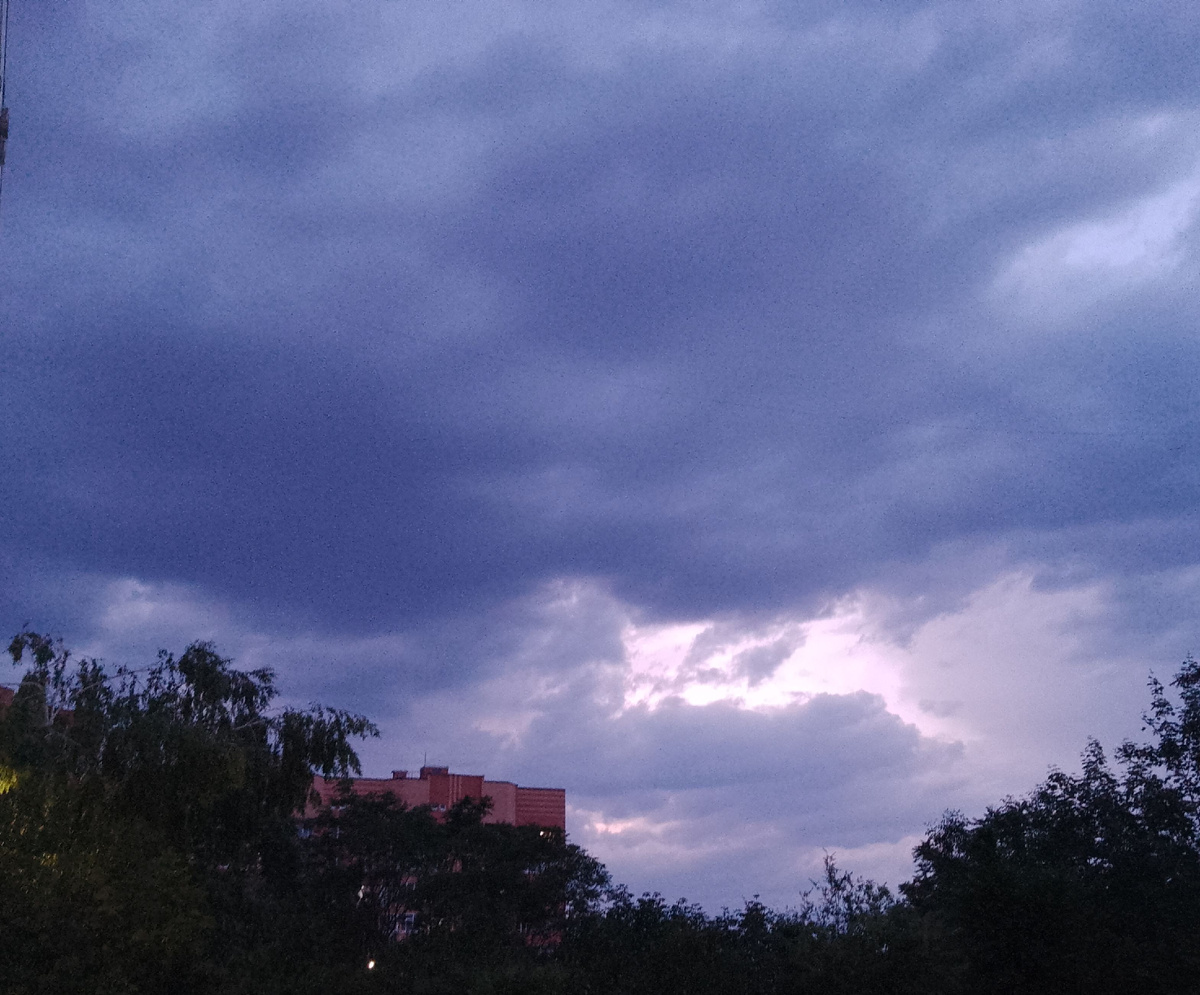 Вечернее небо хмурится...