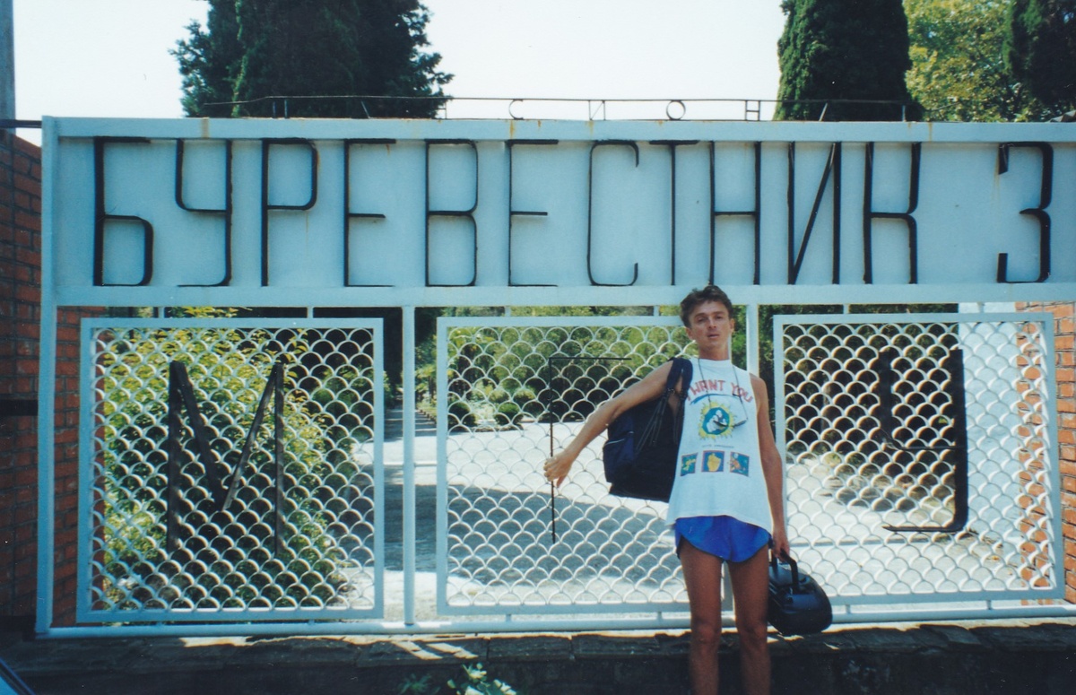 Я возле входа в 3 отделение "Бура". 1999 год.
