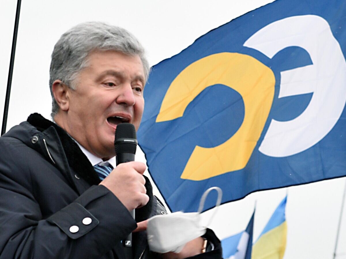    Экс-президент Украины Петр Порошенко выступает перед своими сторонниками в Киеве© РИА Новости / Стрингер