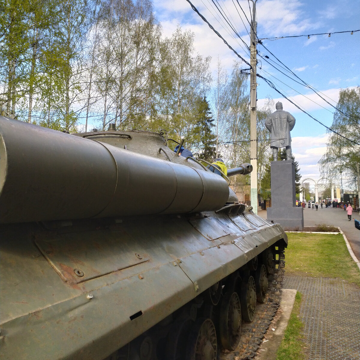 Дуло пушки танка ИС-3 направлено прямо в спину Кирову