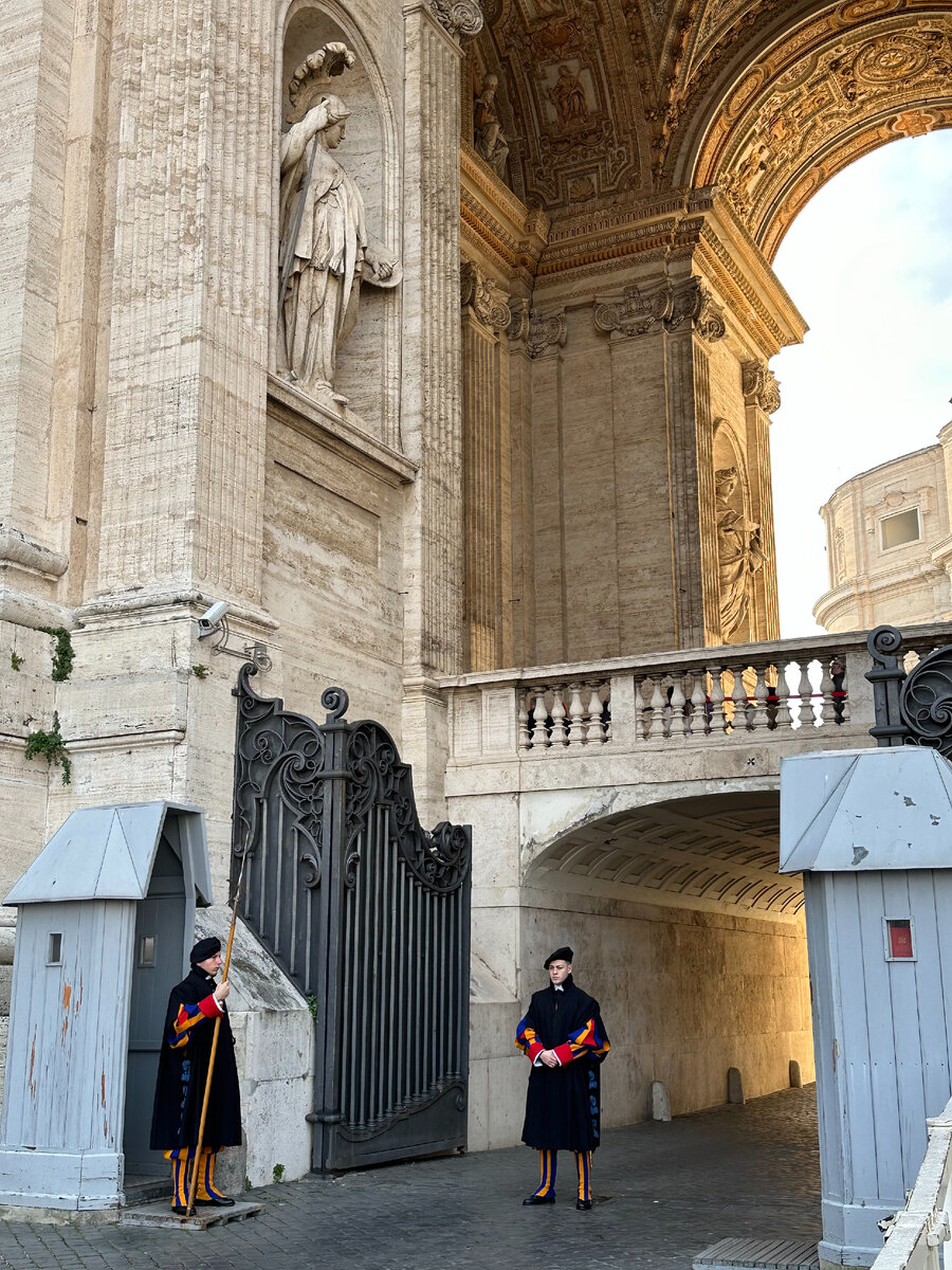 Швецарские гвардейцы на службе