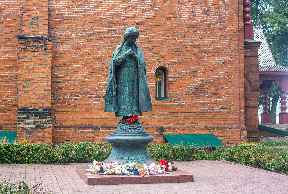 Памятник царевичу Дмитрию. Углич, Ярославская область. Фото автора статьи (ещё 1 фото, листайте галерею)