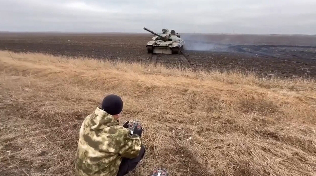 В бой идут FPV-танки. Российские спецы переделали Т-72А под наземный боевой  дрон | Вечерний Тришин | Дзен