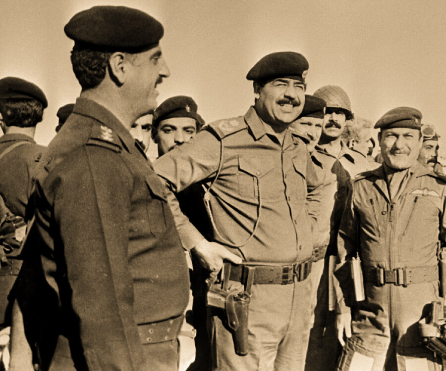 Саддам Хуссейн, президент и председатель Совета революционного командования Ирака, и его офицеры 