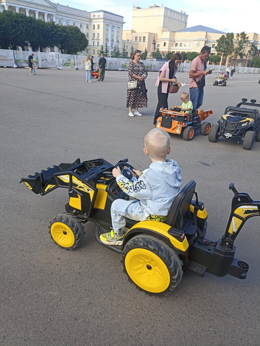 Любимая техника, там ещё всё поднимается и опускается, если подергать за рычаги