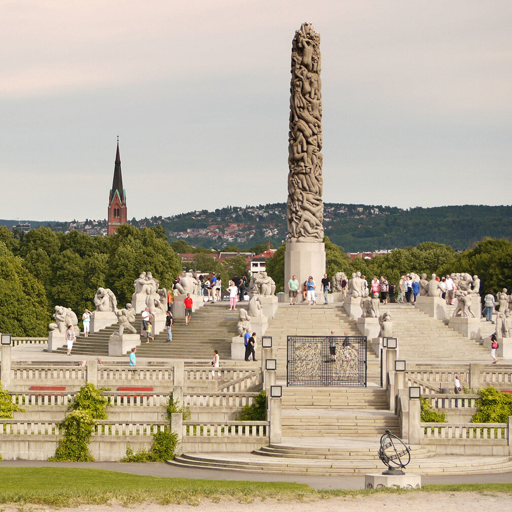 Монолит - колона с переплетением людских тел, поднимающихся к небесам.