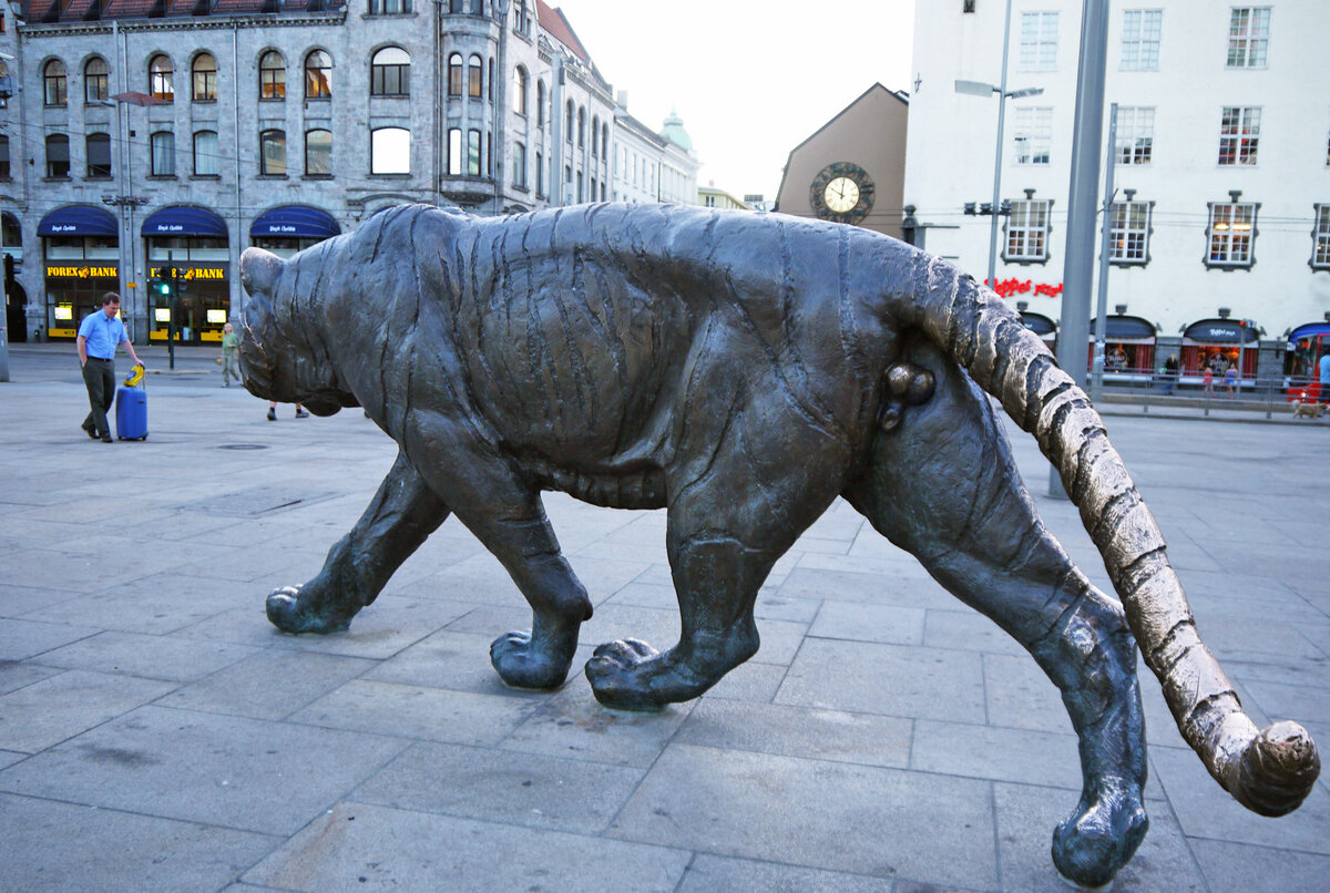 Столица Норвегии, на мой взгляд, побила все рекорды по количеству уличных скульптур.-2