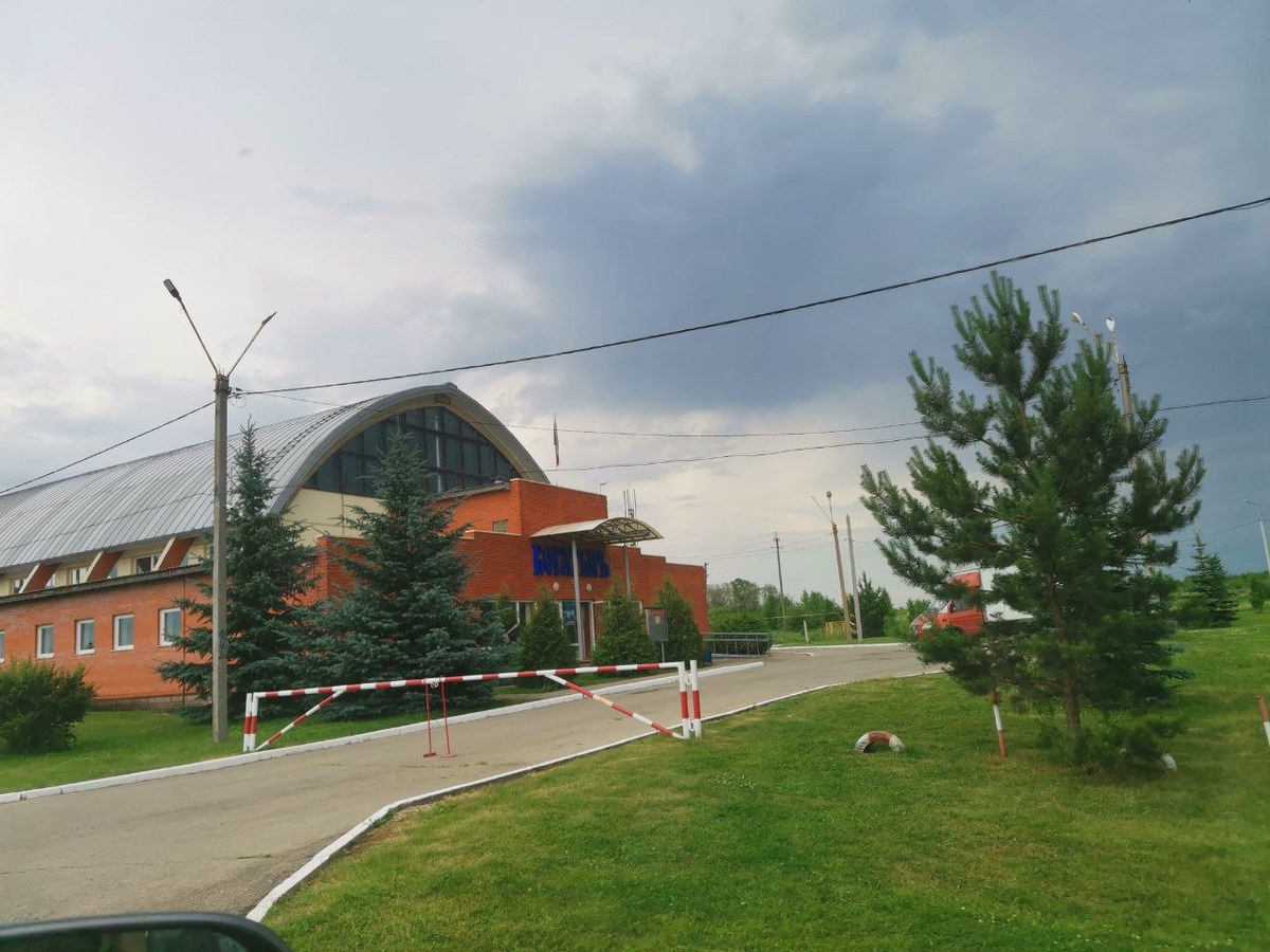 сразу после указателя увидите спорткомплекс "Богатырь"