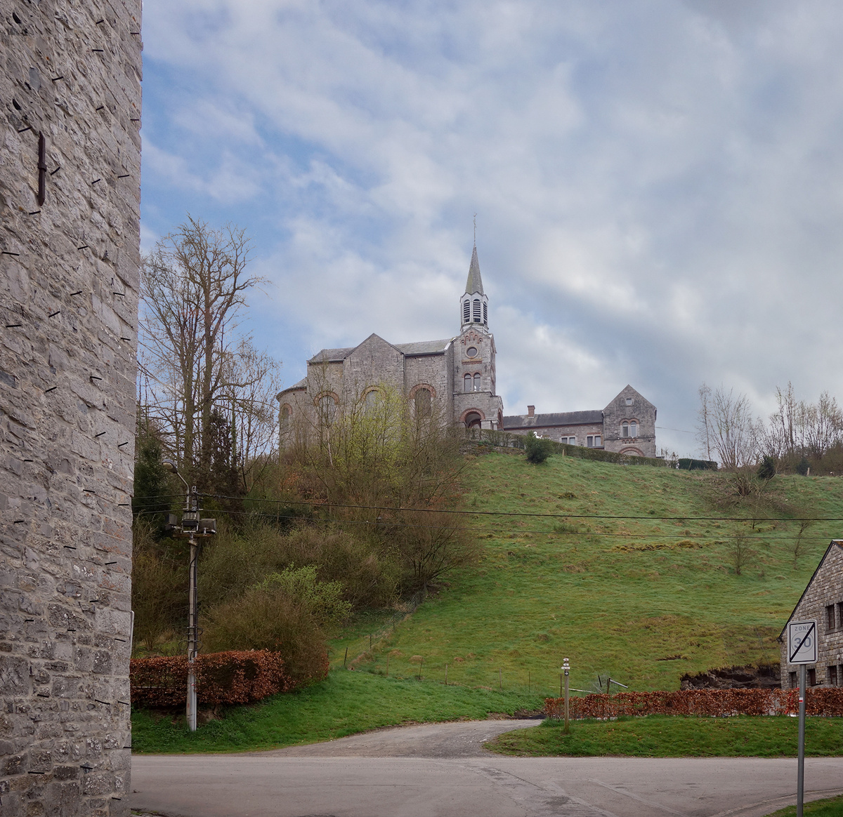 Бывший скит, бывший монастырь, ныне школа. Деревня Сель. Бельгия. Фото автора.