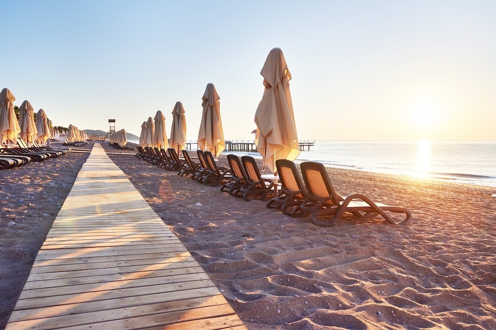 Источник: https://img.freepik.com/free-photo/scenic-view-private-sandy-beach-with-sun-beds-parasokamy-sea-mountains-resort_146671-18841.jpg?t=st=1741904063~exp=1741907663~hmac=a23bd914193c97b513b6ecb5195ce1d6977ac477750c854a8185628252022ed3&w=996
