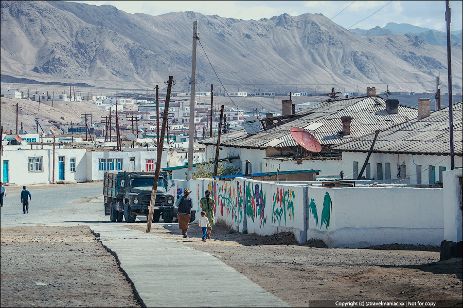 Находится фиг знает где, в сотнях километрах от цивилизации, на высоте под 4000 метров, в суровейшем климате Памирских гор.