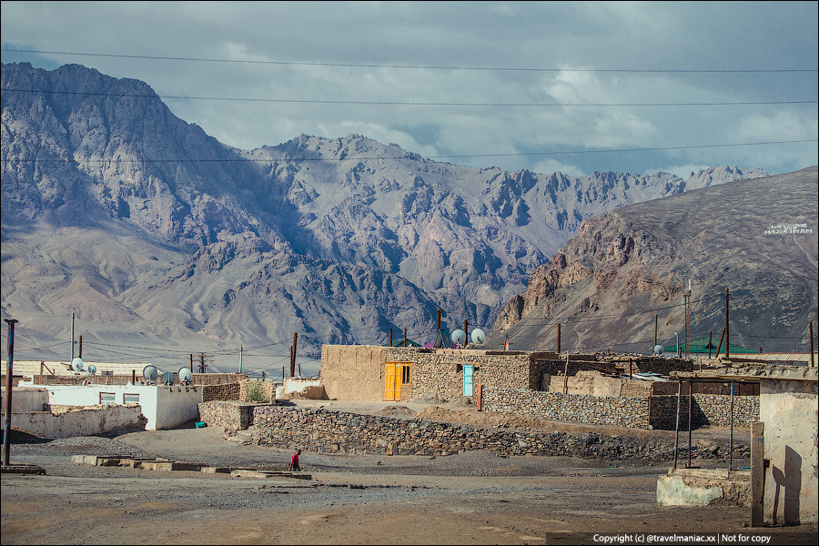 Находится фиг знает где, в сотнях километрах от цивилизации, на высоте под 4000 метров, в суровейшем климате Памирских гор.-2
