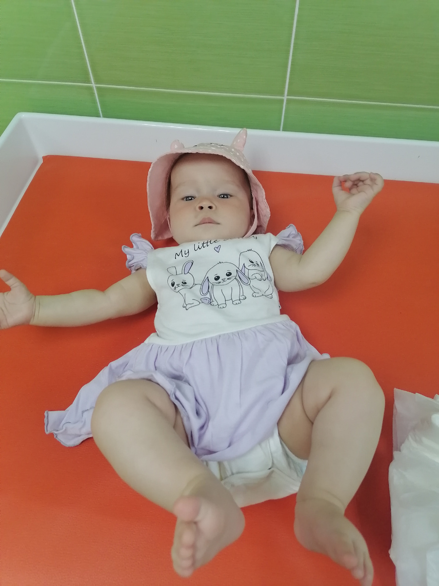 В поликлинике на пеленальном столике