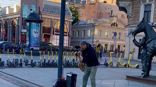 Гуляем по Питеру, уличные музыканты радуют прохожих, саксофонист