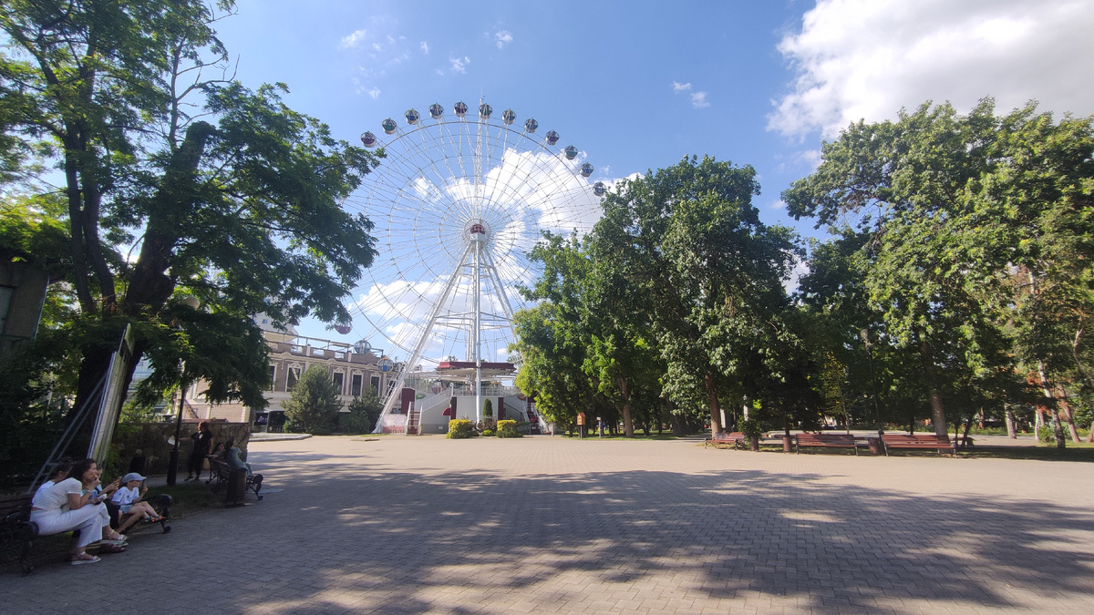 Колесо обозрения в городском саду в городе Краснодаре