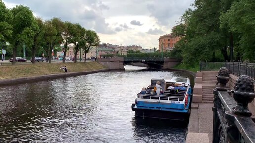 Река Мойка у Михайловского сада в Санкт-Петербурге. Катера идут по воде.