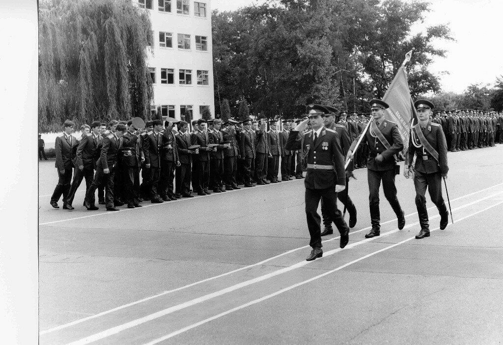 Васильковское ВАТУ. Плац. Равнение на БЗВЧ! За строем наша казарма, где я жил в расположении 14 роты.